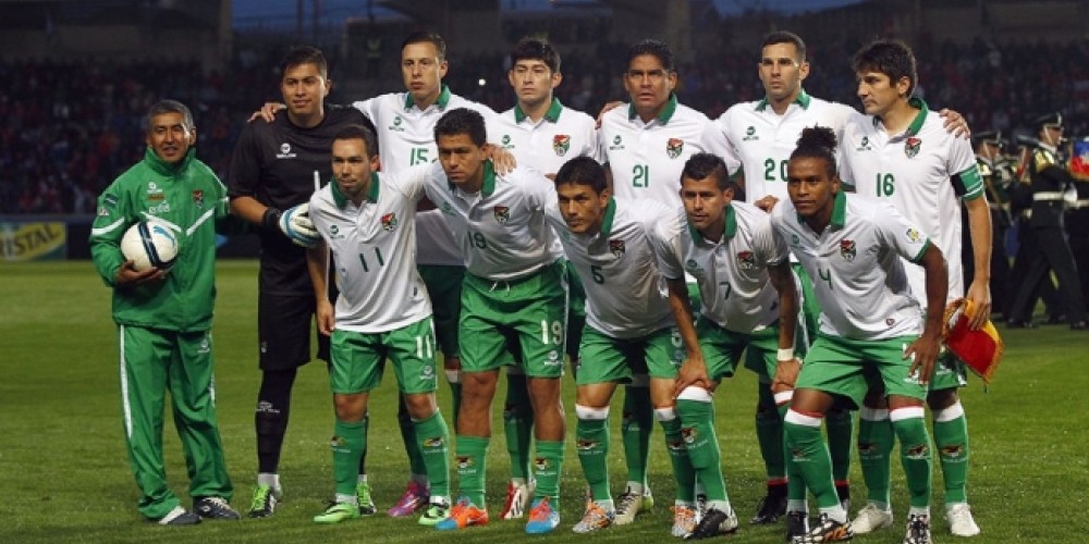 Bolivia cambia el color de su camiseta para intimidar a los rivales