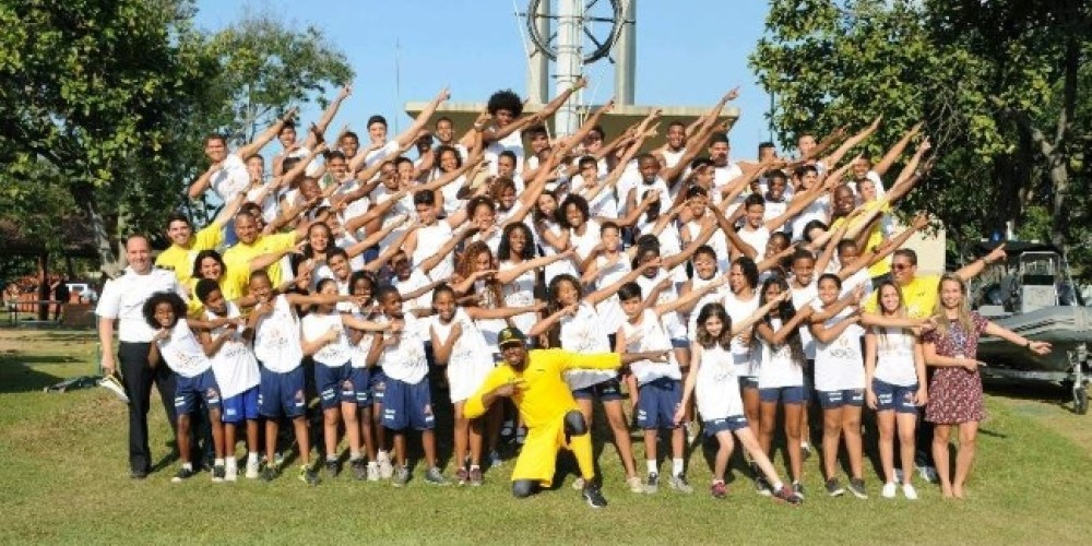Usain Bolt se fotografi&oacute; con ni&ntilde;os de las favelas