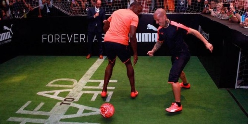 Usain Bolt demostr&oacute; su talento en el f&uacute;tbol junto a Puma