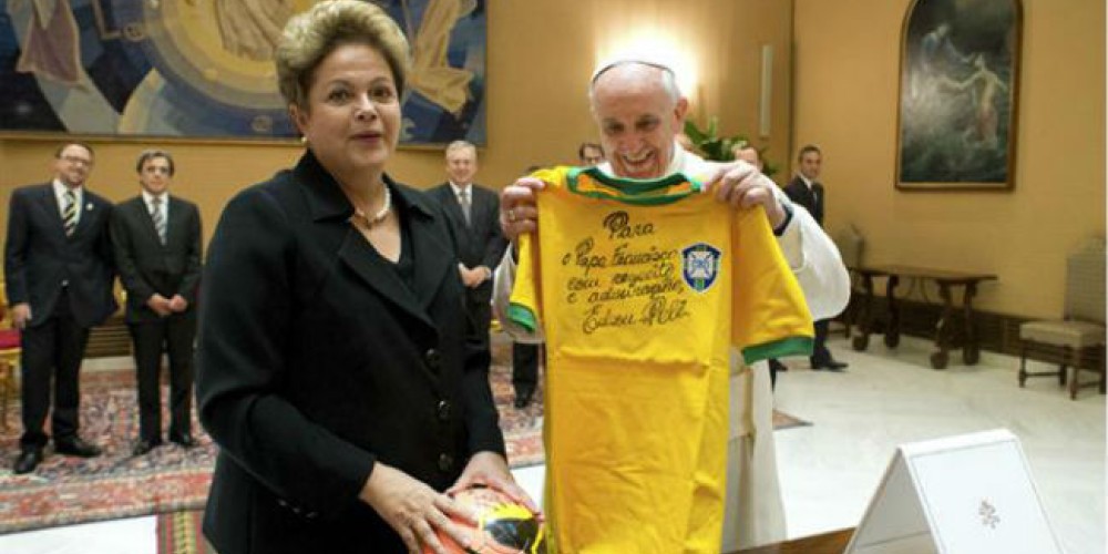 El Papa Francisco recibi&oacute; la camiseta de Brasil, y fue invitado al Mundial