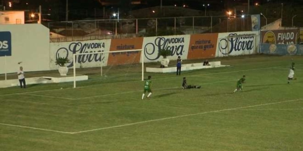 El ins&oacute;lito gol en Brasil mientras todo el equipo rival estaba festejando