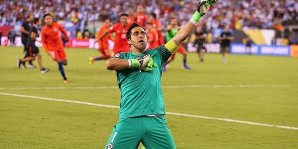 Claudio Bravo tendr&aacute; una estatua considerada como &ldquo;la verdadera mano de dios&rdquo;