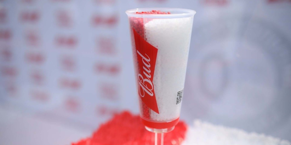 Construyeron una cancha de f&uacute;tbol con los vasos utilizados durante el Mundial de Rusia