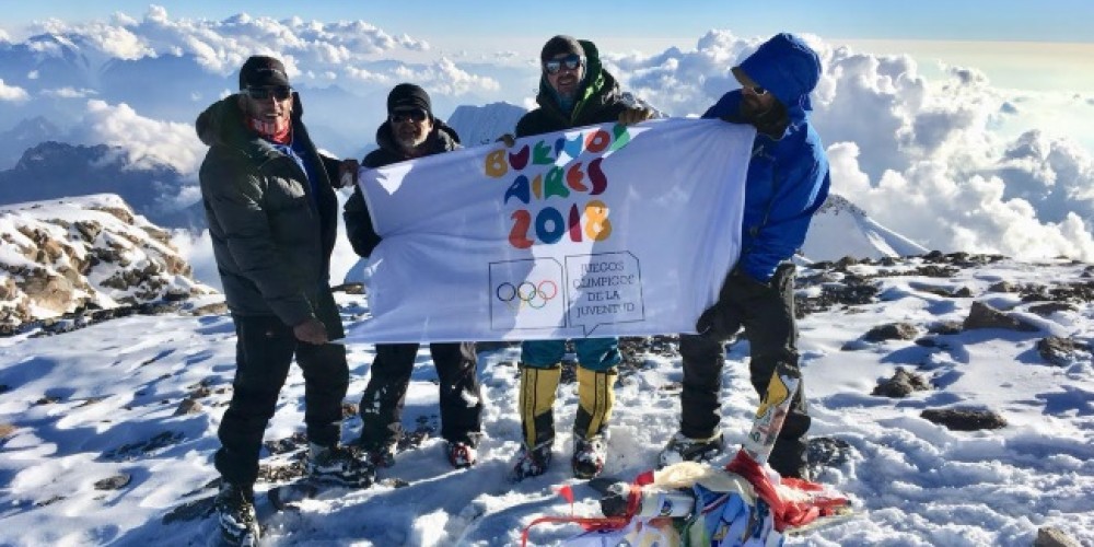 La bandera de Buenos Aires 2018 llegó al techo de América