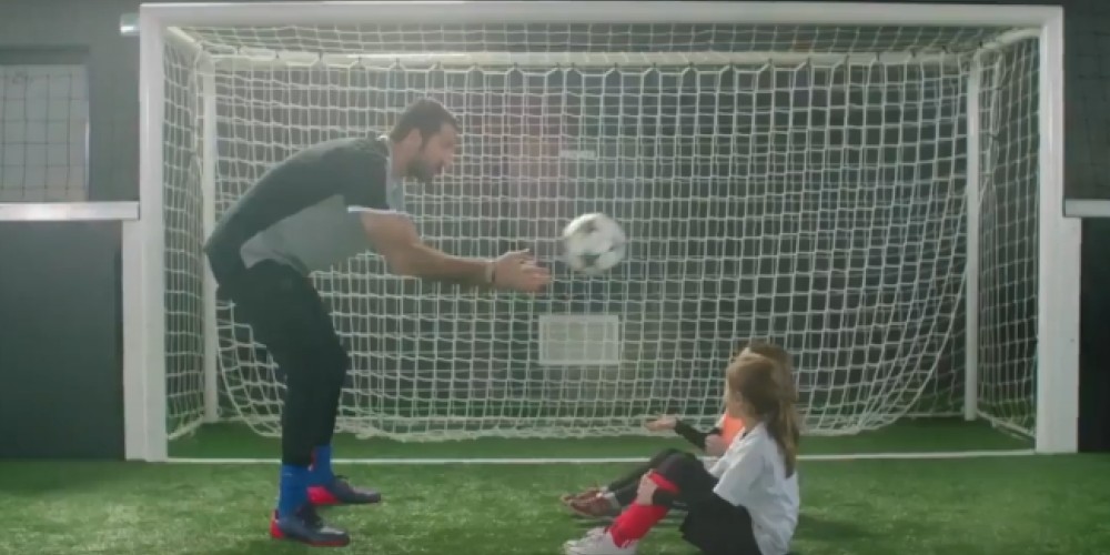 La curiosa campaña de Buffon convenciendo a un grupo de niños de ser arqueros