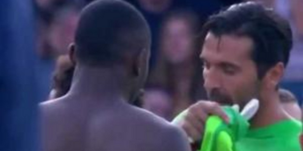 La camiseta número “11” que intercambió Buffon con el hijo de un ex compañero suyo