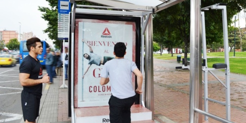 Las paradas de colectivos de Bogot&aacute; y Cali se convirtieron en gimnasios
