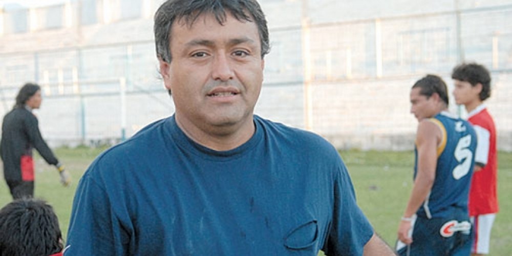 Daniel Bustos: el director t&eacute;cnico de un club argentino que a la vez preside otro 