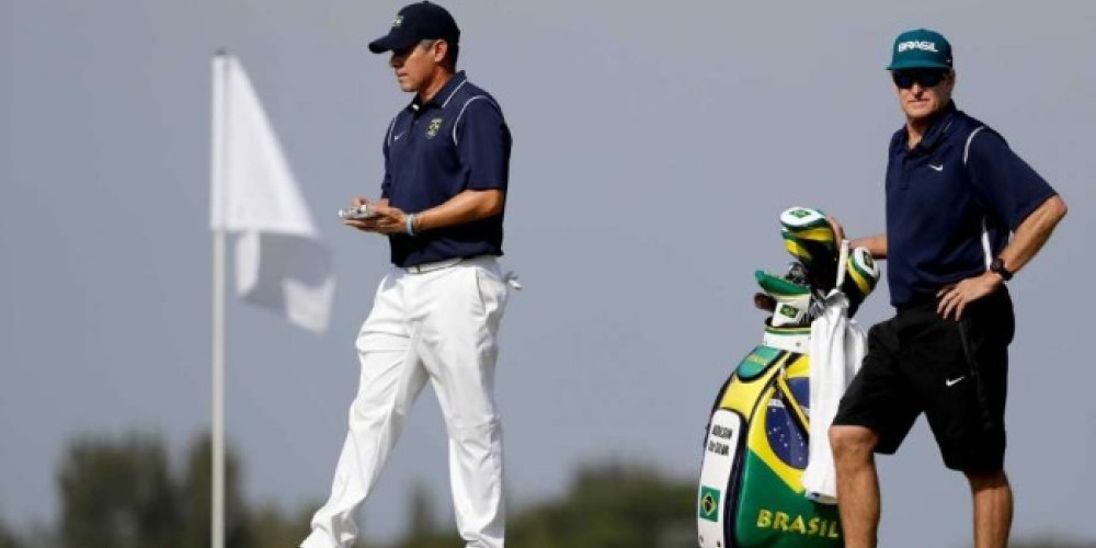 Un golfista brasile&ntilde;o tiene de caddie a un ingl&eacute;s millonario