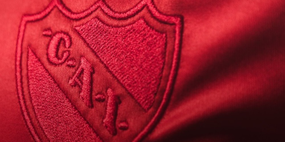 Independiente presentó una camiseta monocromática para la Recopa