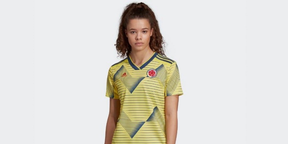 adidas adapta los cuellos de las camisetas de mujeres para no crear escotes pronunciados