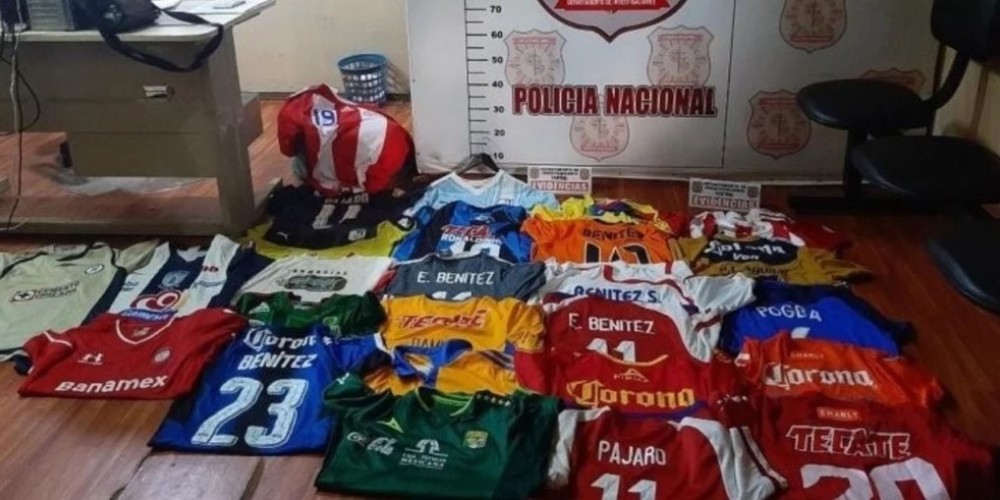 El jugador de fútbol al que le robaron su colección de más de 1000 camisetas