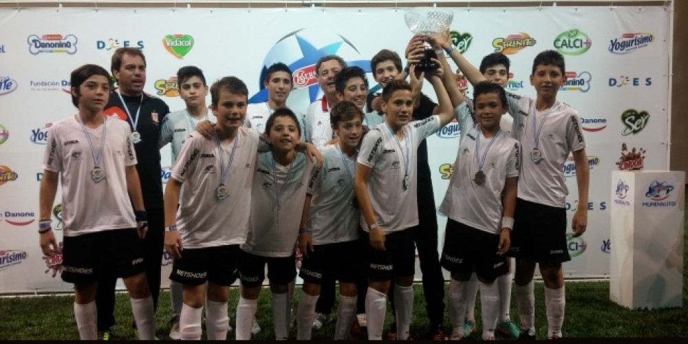 Los chicos de Estudiantes de La Plata ganaron el Mundialito La Seren&iacute;sima