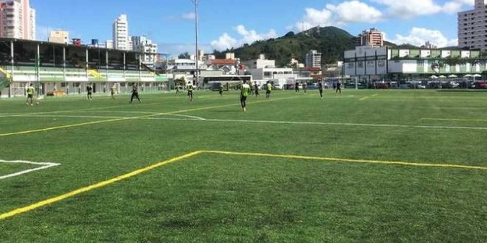 El partido en Brasil que confundió por líneas amarillas en la cancha