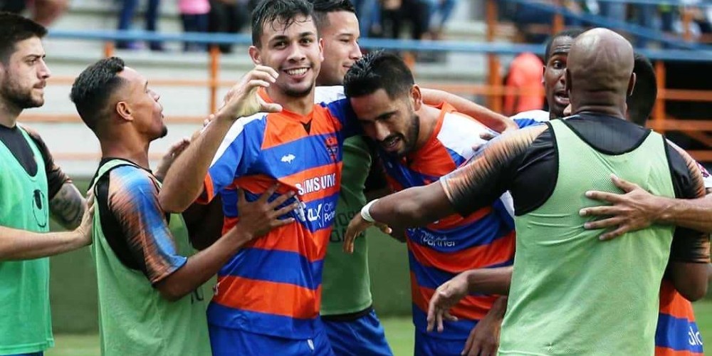 El club que su cancha homenajea a La Bombonera y es dirigido por un argentino