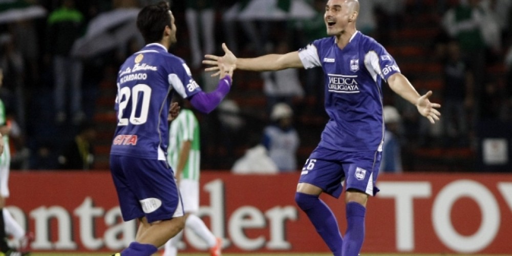 La historia del jugador uruguayo que tuiteó un gol desde el banco de suplentes