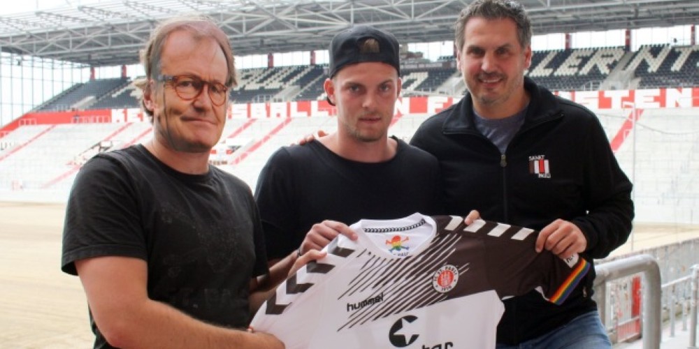 Un equipo alem&aacute;n le puso una careta a un extra para reemplazar a su entrenador