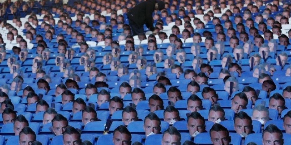 El Leicester protesta la expulsión de Vardy con 30.000 máscaras de su cara