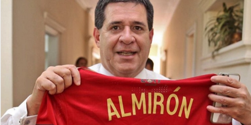 El ‘Tata’ Martino le regaló una camiseta al presidente de Paraguay