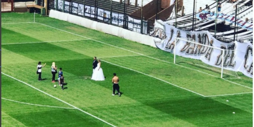 Una pareja de novios realizó parte de su casamiento dentro de la cancha en la previa de un partido del ascenso