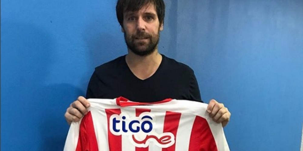 En la previa del partido frente a Boca, Cavenaghi pos&oacute; con una camiseta de Junior por fines ben&eacute;ficos