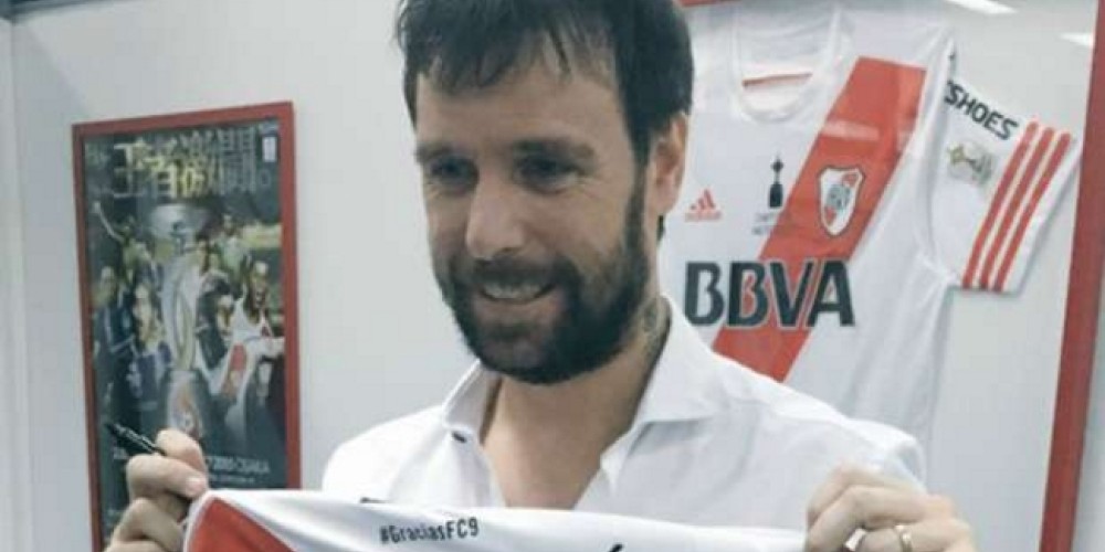 Fernando Cavenaghi mostró la que sería la camiseta de su despedida
