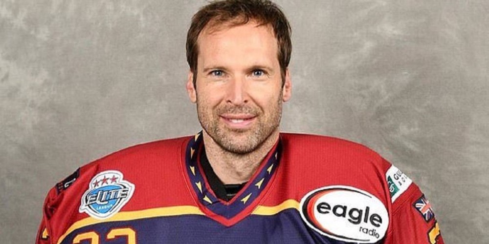 Petr Cech vuelve de su retiro y es presentado en un equipo de hockey sobre hielo