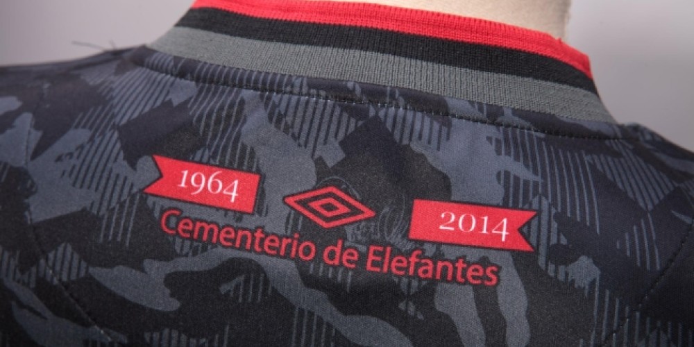Umbro present&oacute; la camiseta de Col&oacute;n en homenaje al &ldquo;Cementerio de los Elefantes&rdquo;