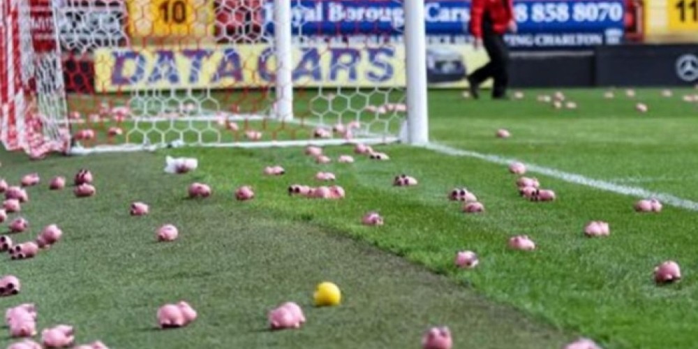 Una lluvia de cerdos de plástico suspendió un partido en Inglaterra