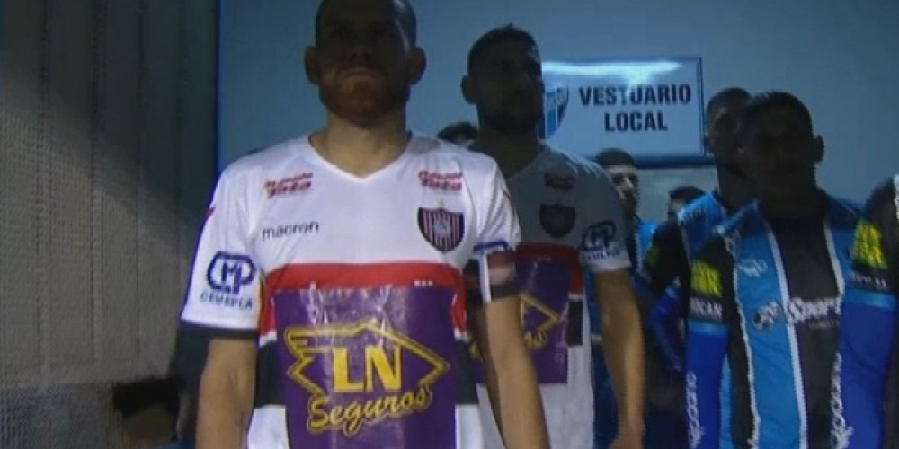 Chacarita presentó su camiseta con sponsor improvisado por segunda vez en un mismo año