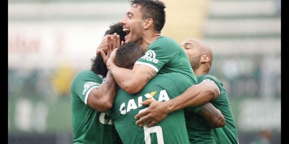 Chapecoense vuelve a volar a tres meses del accidente 