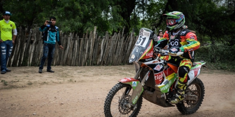 Chavo Salvatierra mantiene el liderato en motos y escala en la clasificación general