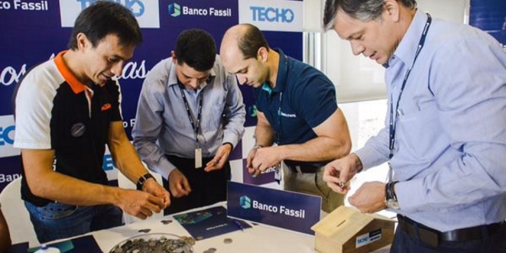 Chavo Salvatierra acelera junto a Fundaci&oacute;n Techo Bolivia