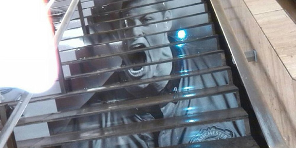 “Chicharito” Hernández aparece en las escaleras del subte en México