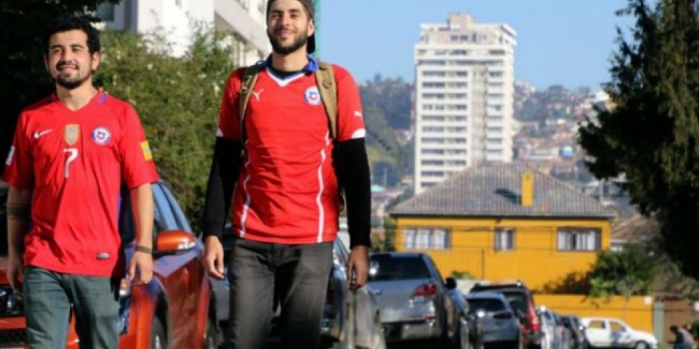 Imperdible, dos chilenos siguen su viaje a pie a Rusia a pesar de que Chile no clasificó