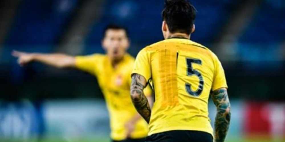 Ins&oacute;lito: Utileros fueron sancionados por confeccionar una camiseta para un jugador en pleno partido