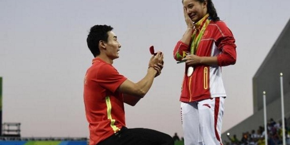 Sorprendieron a una campeona olímpica pidiéndole matrimonio en el podio