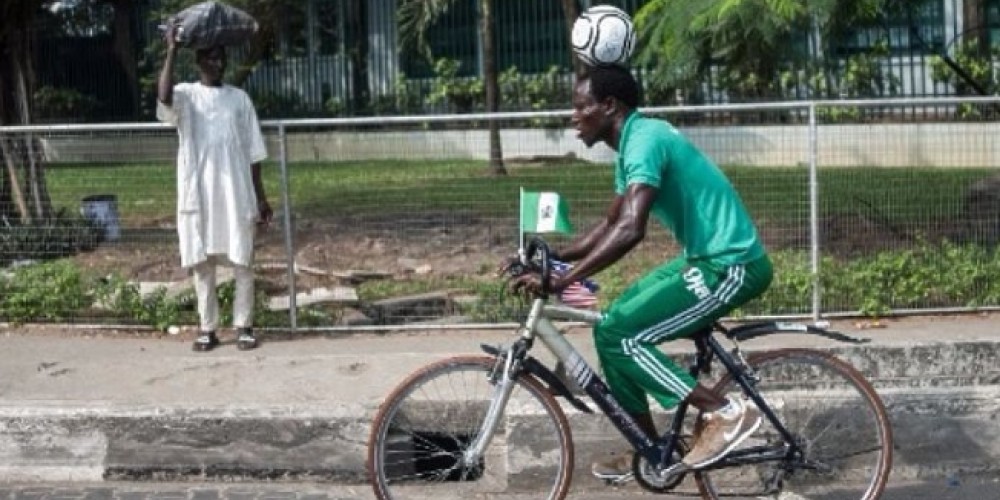 Un futbolista nigeriano traslad&oacute; una pelota en su cabeza por 103 kil&oacute;metros