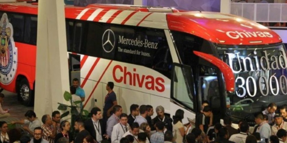 Las Chivas de Guadalajara presentaron su nuevo autob&uacute;s Mercedes-Benz