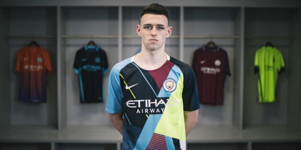Con motivo de su cambio de marca, Manchester City presentó su propia camiseta en versión “mashup”