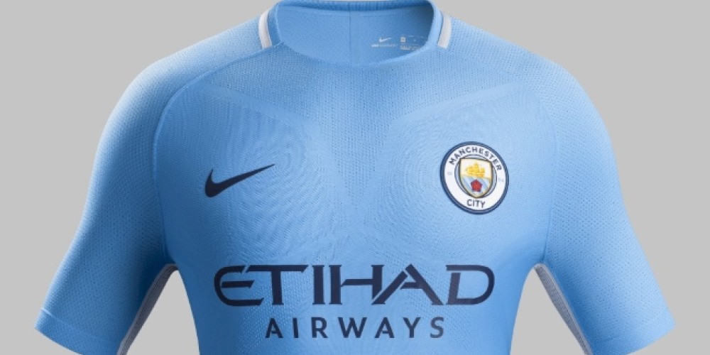 El Manchester City presentó su nueva indumentaria para la temporada 2017/18