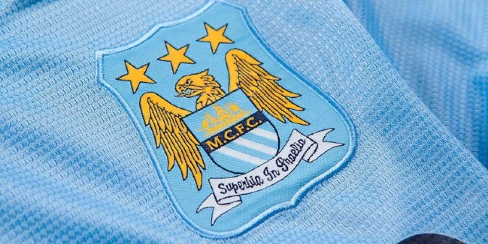 Manchester City consulta a sus hinchas para cambiar su escudo