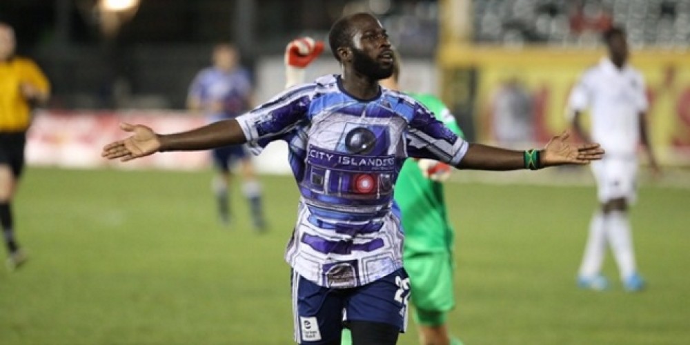 Un club utilizó una camiseta con la imagen de R2D2 de Star Wars