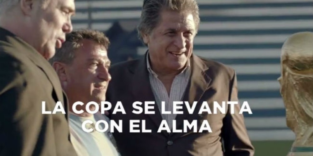 Coca-Cola revive el emocionante &ldquo;abrazo del alma&rdquo; del Mudial &rsquo;78