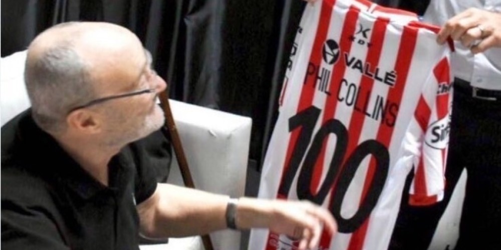 Phil Collins posó con la camiseta de Instituto en su visita a la Argentina