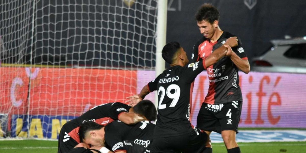 La campa&ntilde;a de Col&oacute;n para atraer m&aacute;s socios a partir de su primer t&iacute;tulo en el f&uacute;tbol argentino