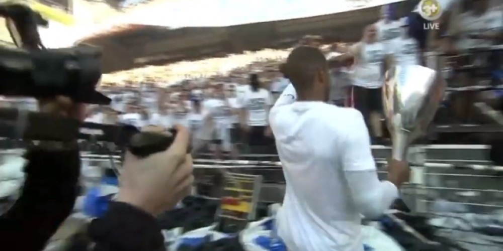 El curioso gesto de un club danés que compartió el trofeo con sus hinchas