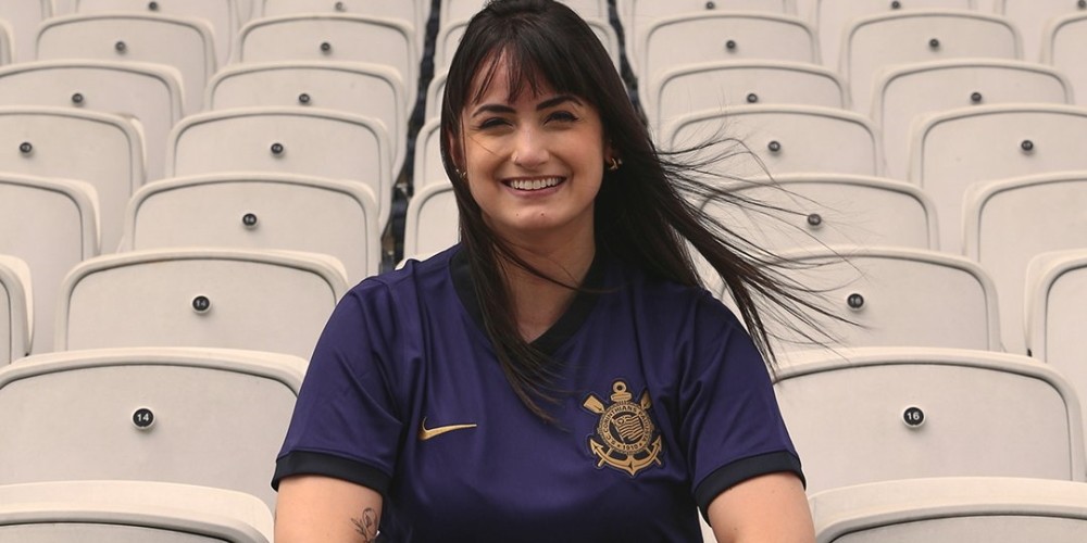 Al estilo "AutoMac", Corinthians entregó a sus fanáticos su nueva camiseta en el estadio