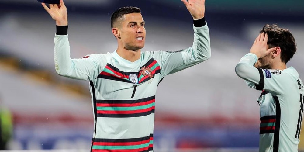El lado solidario de la subasta millonaria de la cinta de capitán de Cristiano Ronaldo ´