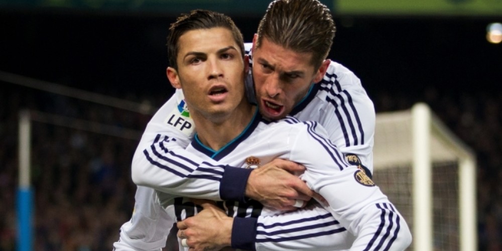 Cristiano Ronaldo recibe una curiosa r&eacute;plica del bal&oacute;n de oro por parte de Sergio Ramos